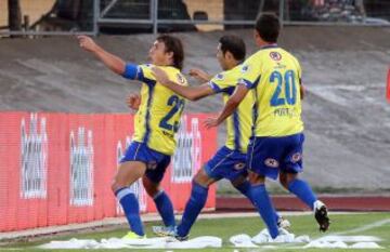 Gabriel Vargas celebra su golazo desde mitad de cancha.