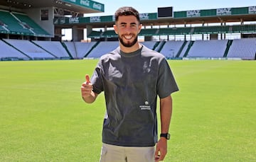 Jacobo González, nuevo jugador del Córdoba CF, sobre el césped de El Arcángel.
