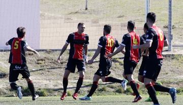 Leo, Iv&aacute;n Mateo, Berodia, Garrido, Nicho y Jes&uacute;s Bernal celebran el gol del empate al Fuenlabrada.
