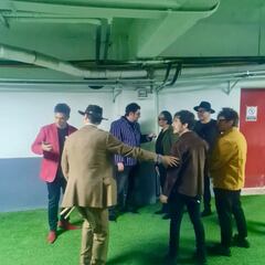 Los Bunkers y los Tres se encuentran en el Estadio Nacional y ocurre esto