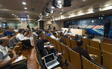 Alphonse Areola y Emilio Butragueño durante la rueda de prensa de presentación. 