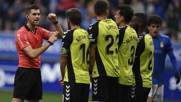 Moreno Aragón dirigiéndose a los jugadores del Tenerife durante el partido contra el Oviedo.