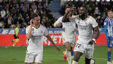 El lateral del Real Madrid Lucas Vázquez celebra tras marcar ante el Alavés, durante el encuentro de la jornada 18 de LaLiga entre el Deportivo Alavés y el Real Madrid.