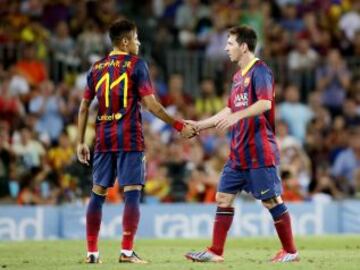 Partido amistoso Barcelona - Santos. Messi y Neymar se saludan.