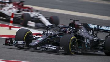 Lewis Hamilton (Mercedes W11) y Robert Kubica (Alfa Romeo C39). Bahréin, F1 2020.