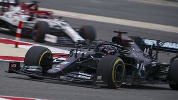 Lewis Hamilton (Mercedes W11) y Robert Kubica (Alfa Romeo C39). Bahr&eacute;in, F1 2020. 