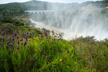 Situado en Castilblanco de los Arroyos, Sevilla (Andaluca, Espa?a). El embalse de Los Melonares durante el desage producido el pasado 12 de marzo de 2025 para regular su capacidad y asegurar el equilibrio del sistema hdrico. Esta operacin forma parte de la gestin hidrulica para optimizar el abastecimiento de agua potable a la ciudad de Sevilla y su rea metropolitana. Adems, la medida busca prevenir posibles desbordamientos en caso de precipitaciones intensas, garantizando la seguridad de la infraestructura y el caudal del ro Viar, dentro de la demarcacin hidrogrfica del Guadalquivir.