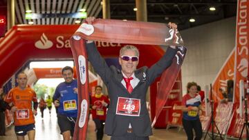 Martín Fiz gana en traje la Carrera de las Empresas