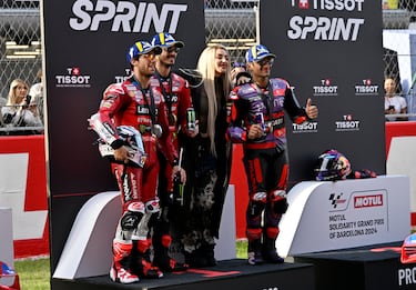 MotoGP - Solidarity Grand Prix of Barcelona - Circuit de Barcelona-Catalunya, Barcelona, Spain - November 16, 2024 Ducati Lenovo Team's Francesco Bagnaia celebrates on the podium after winning the MotoGP sprint alongside second place Ducati Lenovo Team's Enea Bastianini and third place Prima Pramac Racing's Jorge Martin REUTERS/Pablo Morano