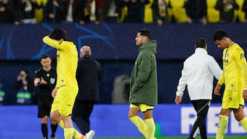 Los jugadores del Villarreal tras el partido disputado ante el Ajax.