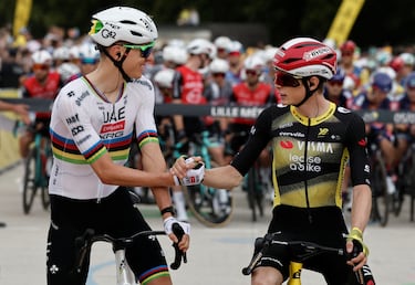 Tadej Pogacar y Jonas Vingegaard se saludan antes de comenzar el Tour de Francia.