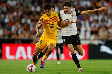 VALENCIA, 17/08/2024.- El centrocampista del FC Barcelona Marc Bernal (i) conduce el balón junto a Javier Guerra, del Valencia CF, durante el partido de LaLiga que Valencia CF y FC Barcelona disputan este sábado en el estadio de Mestalla, en Valencia. EFE/Biel Aliño
