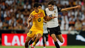 VALENCIA, 17/08/2024.- El centrocampista del FC Barcelona Marc Bernal (i) conduce el balón junto a Javier Guerra, del Valencia CF, durante el partido de LaLiga que Valencia CF y FC Barcelona disputan este sábado en el estadio de Mestalla, en Valencia. EFE/Biel Aliño