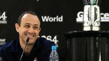 <b>PROTAGONISTAS. </b>La imagen que mejor define la historia moderna de la Euroliga: Messina, Obradovic y el trofeo de campeón.