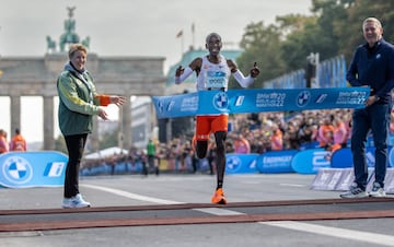 Eliud Kipchoge cruza la meta en Berlín 2022.