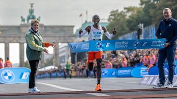 El atleta keniano Eliud Kipchoge cruza la línea de meta como ganador del Maratón de Berlín, donde además logró batir el récord del mundo de la distancia.