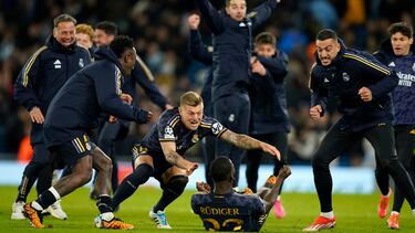 Los jugadores del Real Madrid se lanzan a celebrar con Rüdiger, autor del último gol en la tanda de penaltis ante el City, la clasificación para las semifinales de la Champions 2023-2024.