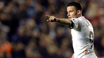 El delantero del Valencia Kevin Gameiro celebra tras marcar el tercer gol ante el Levante.