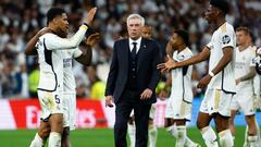 Jude Bellingham, Vinicius Junior y Aurelien Tchouameni celebran al lado de Carlo Ancelotti