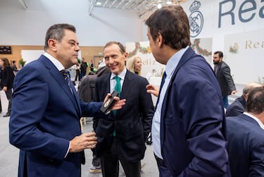 El subdirector del Diario AS, Tomás Roncero, charla con Emilio Butragueño.