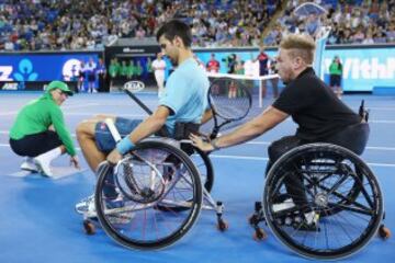 El seis veces campe車n del Abierto de Australia, Novak Djokovic, ha presentado un espect芍culo de tenis y entretenimiento en v赤speras del primer Grand Slam del a?o en el Margaret Court Arena para recaudar fondos para su Fundaci車n, que apoya la educaci車n preescolar de calidad para los ni?os.