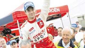 <b>EN VOLANDAS. </b>Loeb celebra el segundo título con su equipo.