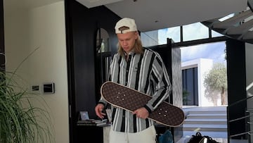 Erling Haaland con una tabla de skate
