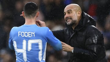 Soccer Football - FA Cup - Fourth Round - Manchester City v Fulham - Etihad Stadium, Manchester, Britain - February 5, 2022 Manchester City manager Pep Guardiola speaks with Phil Foden Action Images via Reuters/Jason Cairnduff