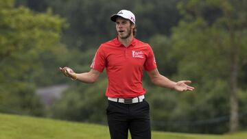 Bale aprovecha sus vacaciones para jugar al golf.