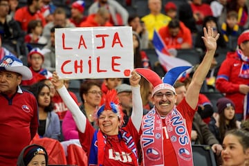 La Marea Roja conformada por la colonia chilena en Suecia, llegó en masa hasta el Friends Arena de Estocolmo para apoyar a La Roja.