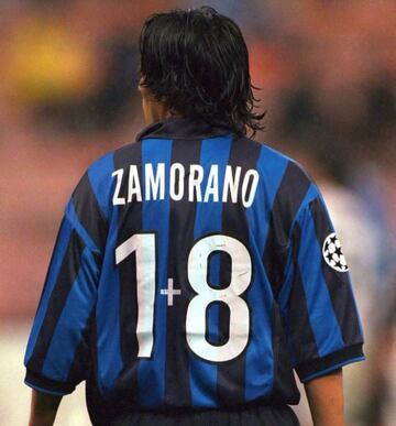 En 1998, Iván Zamorano le cedió a Ronaldo Nazario el dorsal '9' del Inter de Milán. Sin embargo, el chileno encontró una forma de "conservar" su número, pues usó el 18 con el signo '+' ente los dígitos.