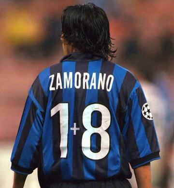 En 1998, Iván Zamorano le cedió a Ronaldo Nazario el dorsal '9' del Inter de Milán. Sin embargo, el chileno encontró una forma de "conservar" su  número, pues usó el 18 con el signo '+' ente los dígitos.