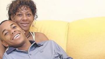 <b>ILUSIONADO. </b>Robinho recibió la buena noticia acompañado de su madre.