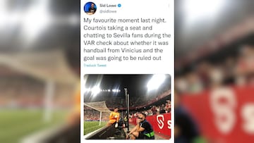 Tuit de Sid Lowe con la imagen en la que Courtois debate con los aficionados del Sevilla el gol anulado a Vinicius mientras el VAR revisaba la jugada.