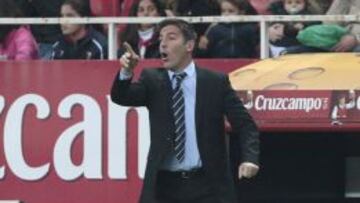 Berizzo da indicaciones desde la banda del Sánchez-Pizjuán.