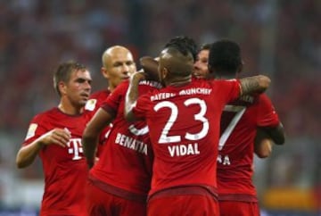 Arturo Vidal celebra con sus compañeros el primer gol del Bayern sobre Hamburgo.