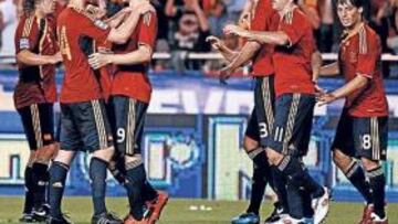 <b>SE REPITIÓ CINCO VECES. </b>Los jugadores de la Selección se felicitan tras uno de los goles conseguidos ayer en Riazor frente a Bélgica.