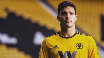 Raúl Jiménez con la camiseta del Wolverhampton.