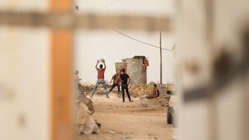 Unos niños juegan al fútbol en las calles destrozadas de Gaza.