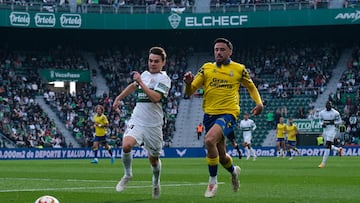 ELCHE (ALICANTE), 05/01/2025.- El centrocampista del Elche Aleix Febas (i) durante el partido de dieciseisavos de final de la Copa del Rey que enfrenta a su equipo contra Las Palmas en el Estadio Martínez Valero de Elche este domingo. EFE/Pablo Miranzo