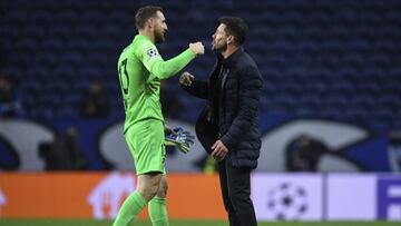 Simeone felicita a Oblak después del pase en Oporto.