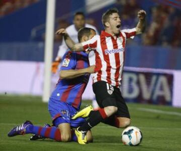 Penalti de Juanfran a Muniain.