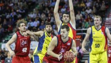 Jelovac, defendido por Shermadini.