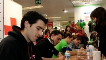 <b>CON LOS NIÑOS. </b>Iraola, Díaz de Cerio, Koikili y Orbaiz, ayer.