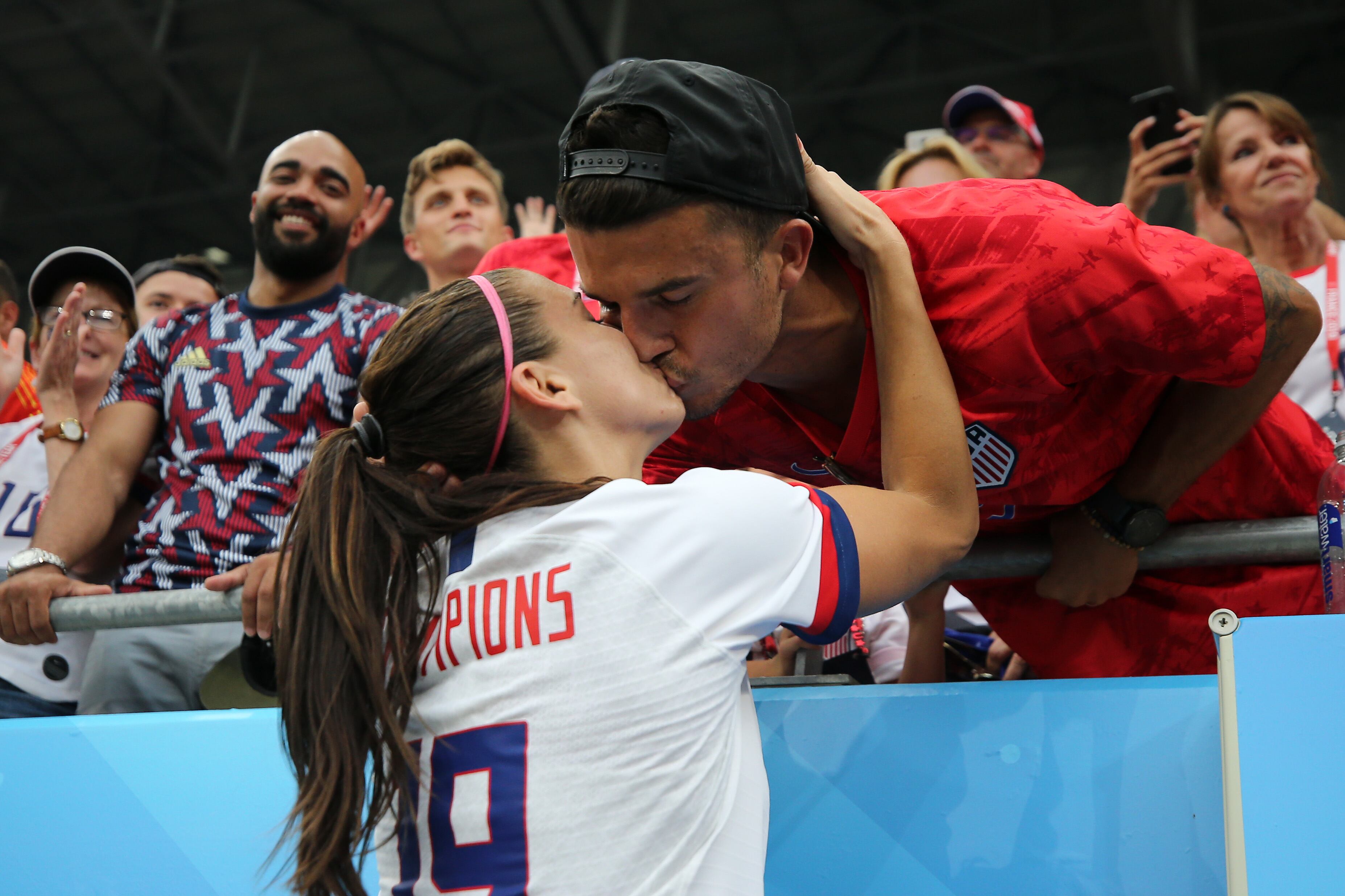 LEON, Francia - 07 de julio: el esposo de Alex Morgan, EE. UU., Celebra con Cervanto Karasco en la final de la Copa Mundial Femenina de la FIFA 2019 en State de Leon, Estados Unidos y los Países Bajos en la final de la Copa Mundial Femenina de la FIFA el 07 de julio de 2019 . (Foto Madi Meyer - FIFA/FIFA a través de Getty Images
