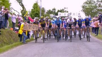 Momento en el que Tony Martin impacta con el cartel de "Allez Opi Omi" durante la primera etapa del Tour de Francia 2021 y que provocó una caída masiva en el pelotón.