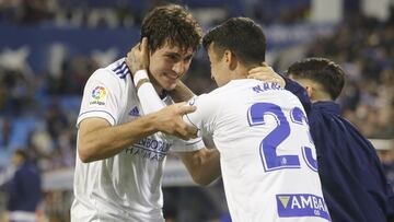 Iv&aacute;n Az&oacute;n celebra con Nano Mesa su gol al Amorebieta, el quinto de esta temporada.