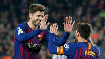 Messi y Piqué se abrazan después del gol del argentino al Valladolid.