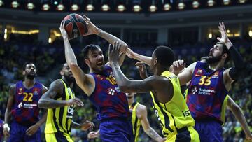 Istanbul (Turkey), 16/01/2020.- Barcelona's Pierre Oriola (C-L) in action against Fenerbahce's James Nunnally (C-R) during the Euroleague basketball match between Fenerbahce Istanbul and FC Barcelona in Istanbul, Turkey 16 January 2020. (Baloncesto, Euroliga, Turquía, Estanbul) EFE/EPA/ERDEM SAHIN