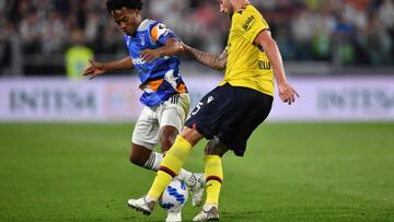 TURIN, ITALY - APRIL 16: Juan Cuadrado of Juventus challenges bol35during the Serie A match between Juventus and Bologna FC at Allianz Stadium on April 16, 2022 in Turin, Italy. (Photo by Valerio Pennicino/Getty Images)